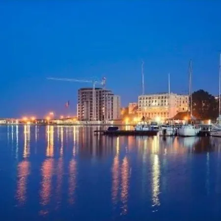 Phoenix Nest Elegant 2-bedroom Self Check-in Near Port & Old Town