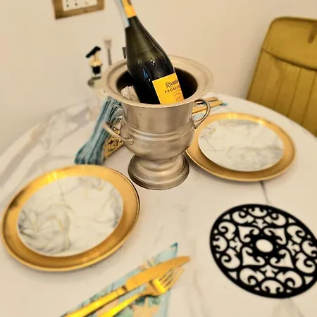 Phoenix Nest Elegant 2-bedroom Self Check-in Near Port & Old Town * コンスタンツァ